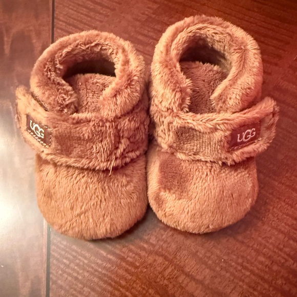 UGG 0-1 size Bixbee Booties
Warm Brown Fur-Lined Slippers
Worn only once! - Picture 1 of 5